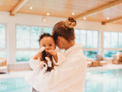 Photo d'une femme et d'un enfant en peignoir'